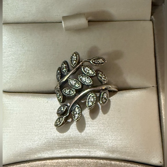 Elegant Silver Leaf Ring - Picture 1 of 1